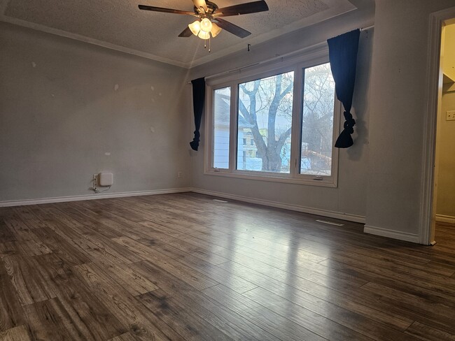 Building Photo - 12905-12972 72 St NW