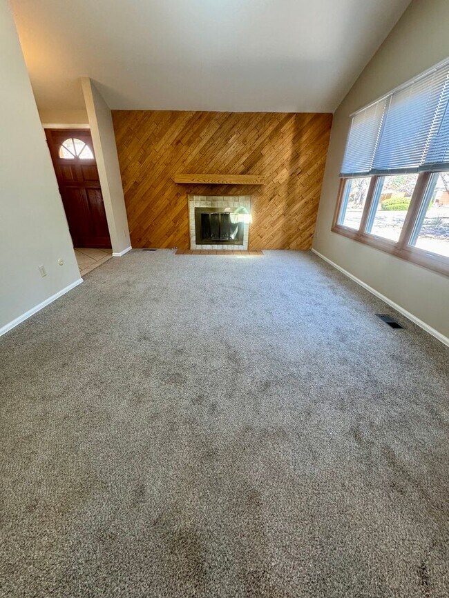 Foto del edificio - 4 Bedroom Home in Villa Loma-Available NOW