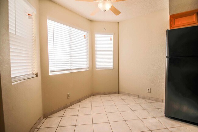 Building Photo - CUTE 2 BEDROOM CONDO !!