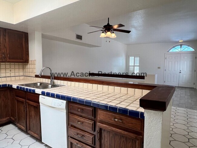 Foto del edificio - Charming 3-Bedroom, 2-Bath Townhome Near t...