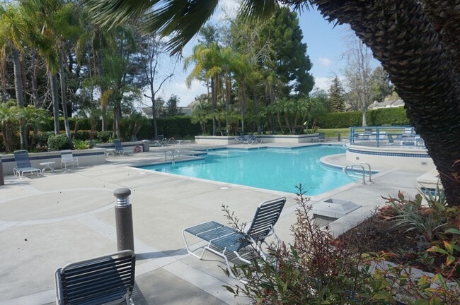 Building Photo - Highly Upgraded End Unit 2 Bedroom 2 Bathroom in Orange