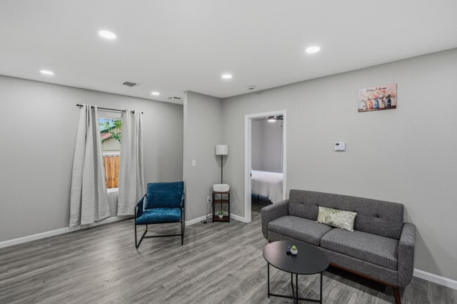 Building Photo - 2306 E Houston St