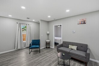 Building Photo - 2306 E Houston St