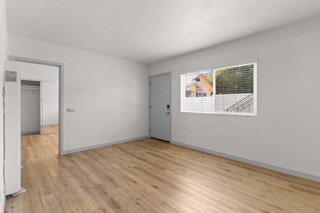 Foto del edificio - 1078 E 7th St