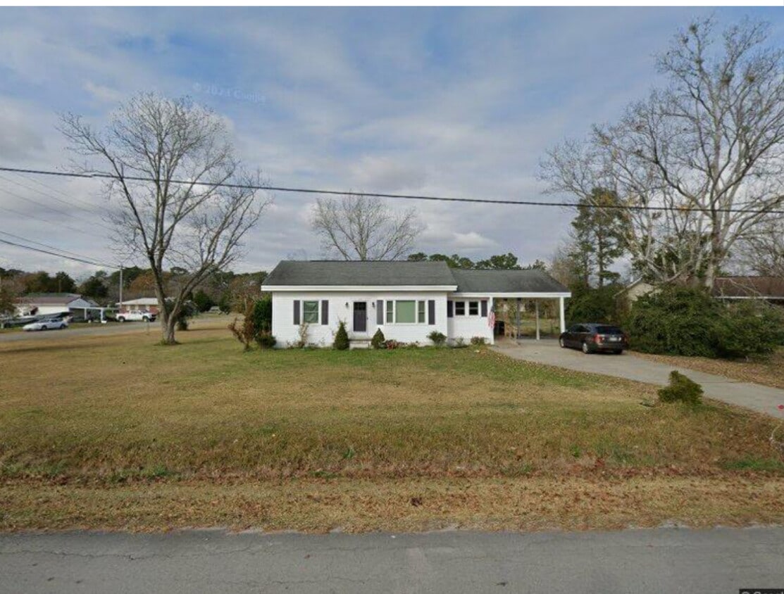 Corner lot - 110 Nunn St