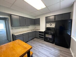 Building Photo - 642 Forest Ave