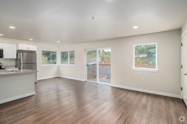 2BR, 2BA - 955SF - Living Room - Northwood Apartments