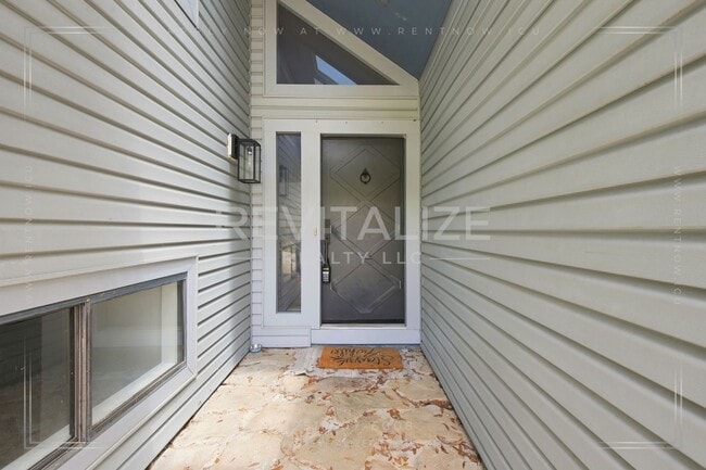 Building Photo - 2739 Knollwood Dr