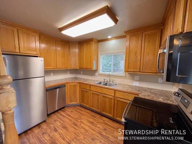 Building Photo - 1472 E 19th Ave