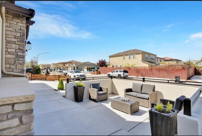 Building Photo - 1472 Rock Springs Ave