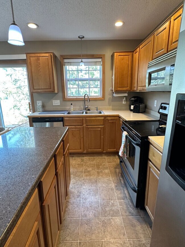 Foto del edificio - Lakeville End Unit Town Home, 2 Car Garage...