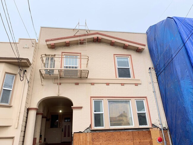 Building Photo - 1383 44th Ave
