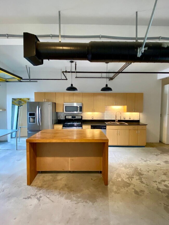 Building Photo - 200 N San Fernando Rd