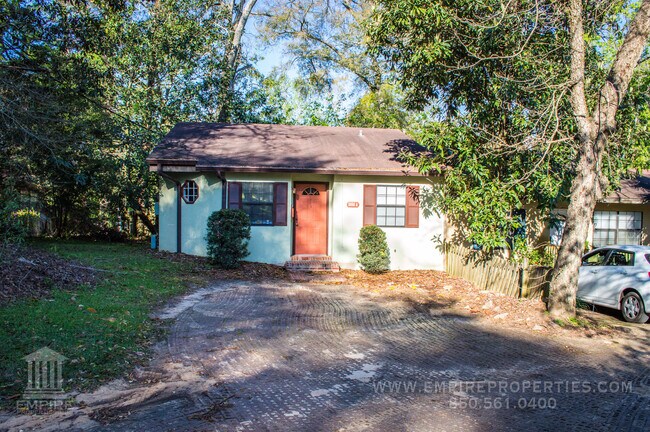 Building Photo - Spacious Midtown Townhome with Modern Fini...
