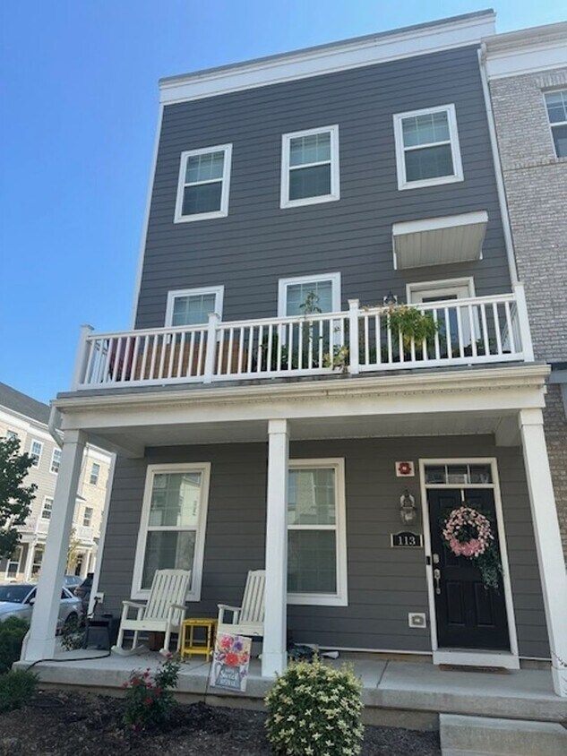 Foto principal - Unfurnished Three Bedroom Townhome with Mu...