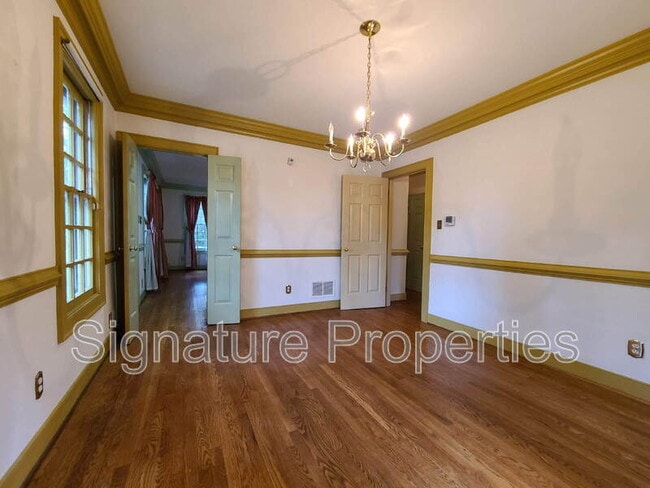 Building Photo - 2302 Mountainbrook Dr