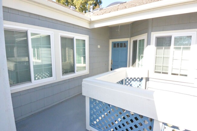 Building Photo - Beautiful Remodeled 2 Bed 2.5 Bath Condo i...