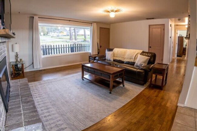 Foto del edificio - 3 Bedroom 1.5 Bath with Bonus Room
