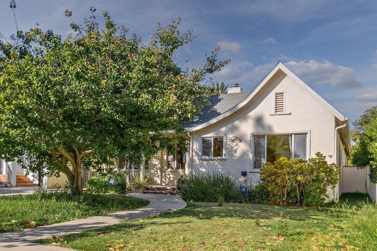 Primary Photo - Spacious 4 BR 3 BA Home in Prime West L.A.