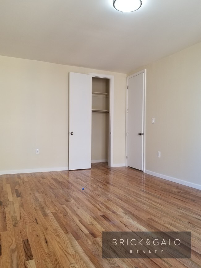 Building Photo - 542 Parkside Ave