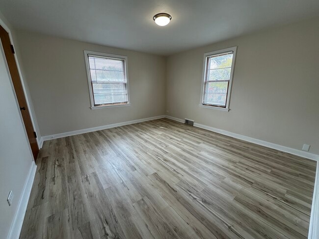 Building Photo - 3138 S Clement Ave