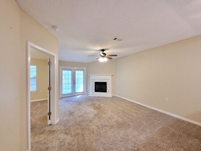Foto del edificio - 8865 Shoal Creek Dr Pensacola. January Mov...