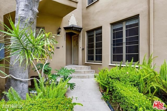 Building Photo - 2 br, 1 bath House - 2051 N Beachwood Dr