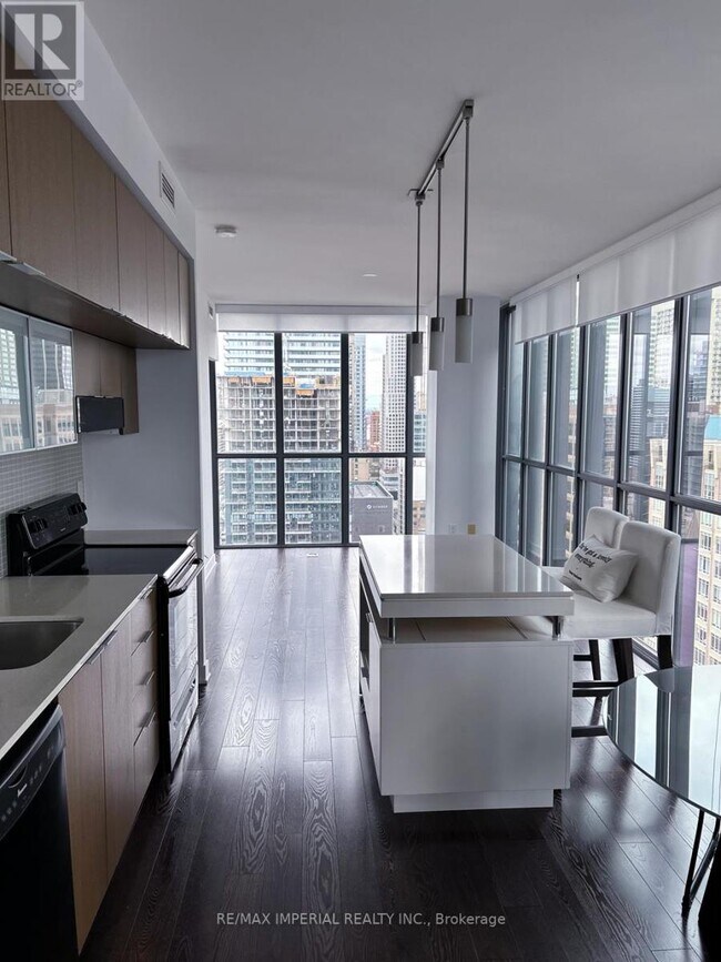 Photo du bâtiment - 110 Charles St E