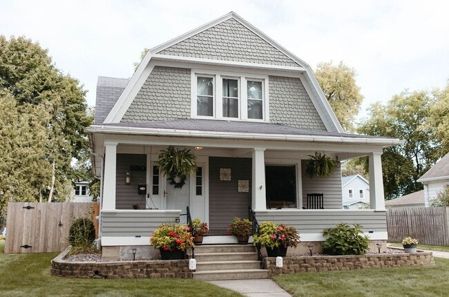 Building Photo - UPDATED SPACIOUS 3 BEDROOM 1.5 BATHROOM