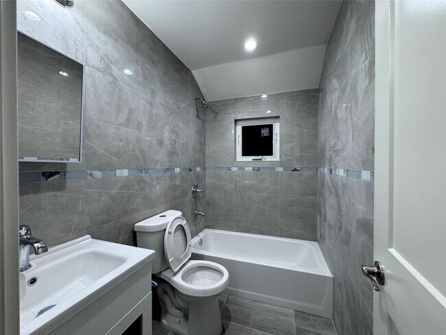 Foto del edificio - 43-24 222nd St