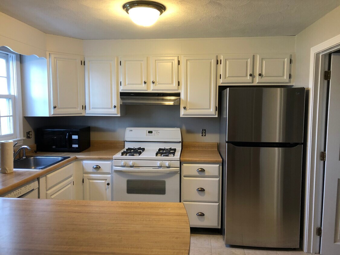 Kitchen - 261 Wellman Ave