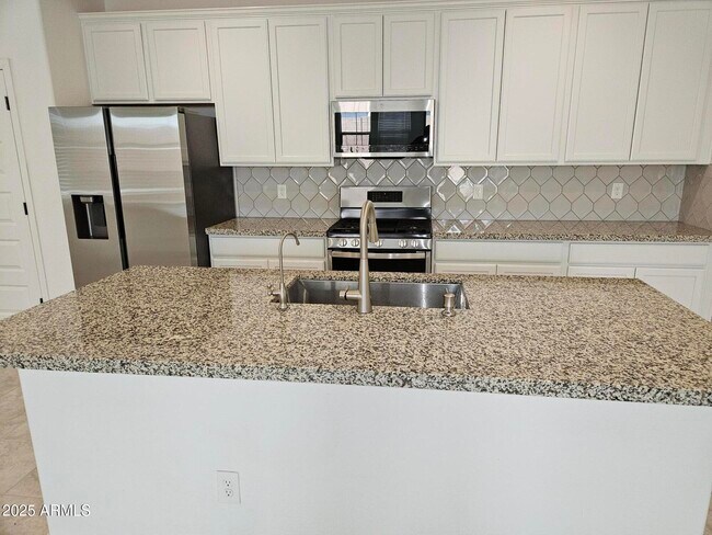 Building Photo - 14224 W Hackamore Dr