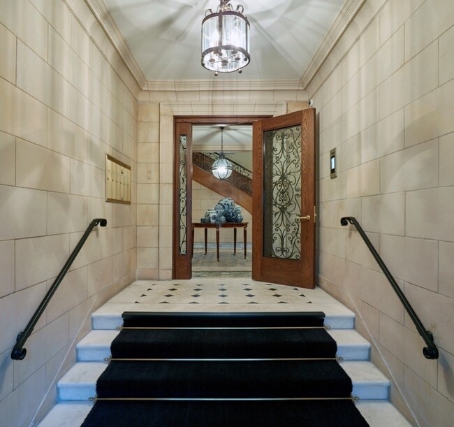 Building Photo - 1500 N Astor St