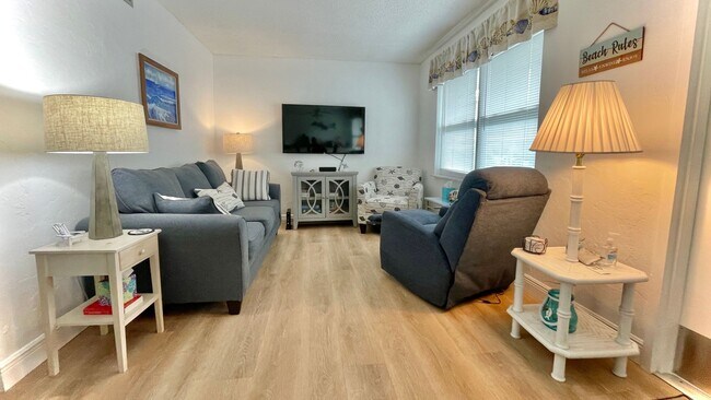 Foto del edificio - Available MAY - DEC 2026 Fully Furnished Turn Key 2 BR 2 BA inc Utilities Heart of Downtown Vero!...