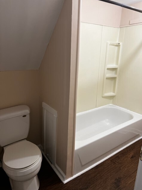 Full Bathroom w/Tub - 521 S Holmes Ave