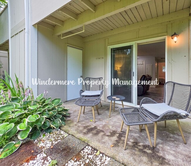 Building Photo - Fully Furnished ground Floor Unit in Conve...