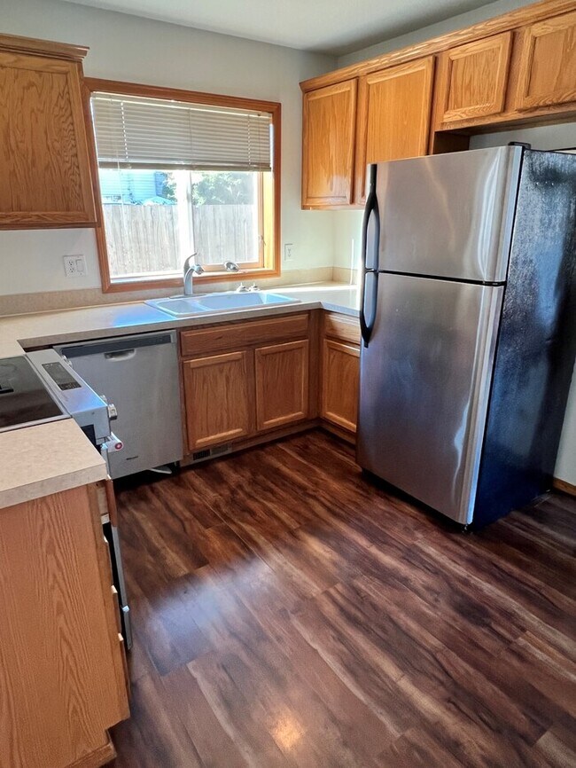 Foto del edificio - Beautiful Home w/ Garage, Fenced Yard, Extra Pkg & MORE!