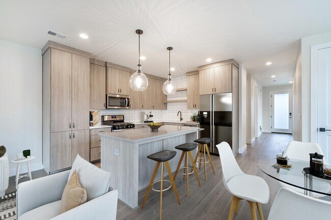 Foto del edificio - Luxurious University Park townhome near St Johns