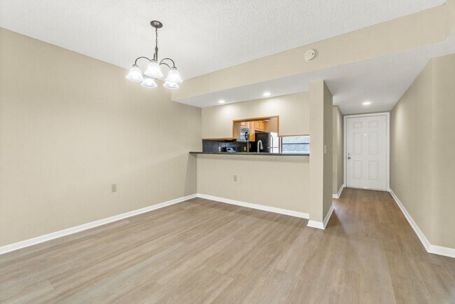 Foto del edificio - Spacious 2BR/2BA Condo at Whitehall - West Palm Beach