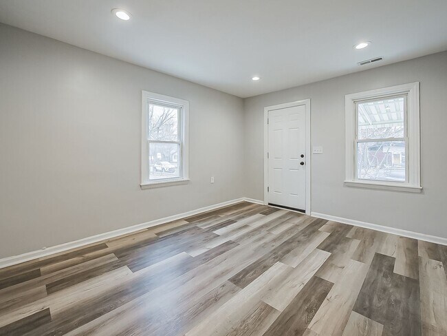 Foto del edificio - SECTION 8 ACCEPTED! Fresh Start in the Heart of Hazel Park – 3 Bedroom Charmer on Powell Ave