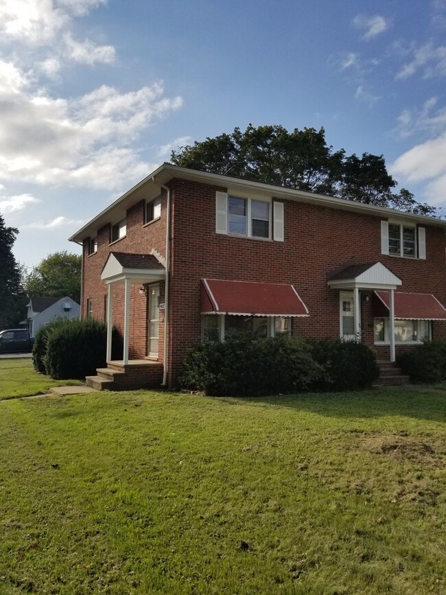 Building Photo - Newly Remodeled 3 bedroom !