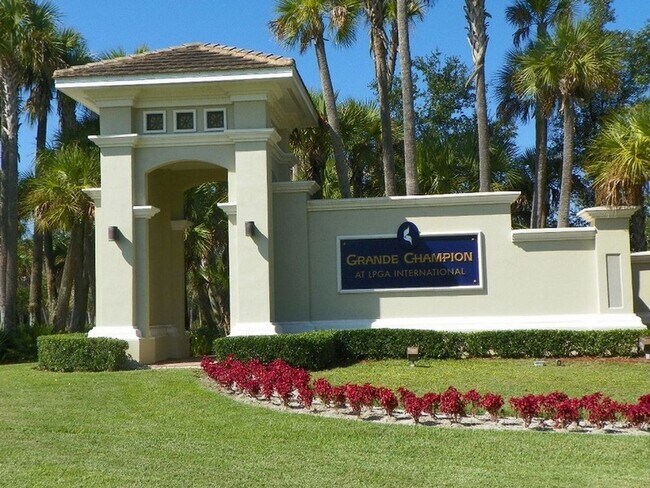 Building Photo - 3/2 End Unit Townhome in Grande Champion