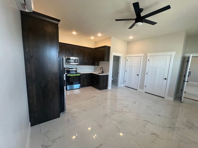 Building Photo - 4910 Wagon Wheel Dr E