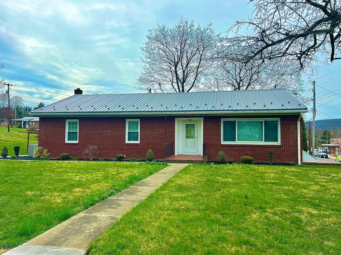 Front - 10 Cedar St