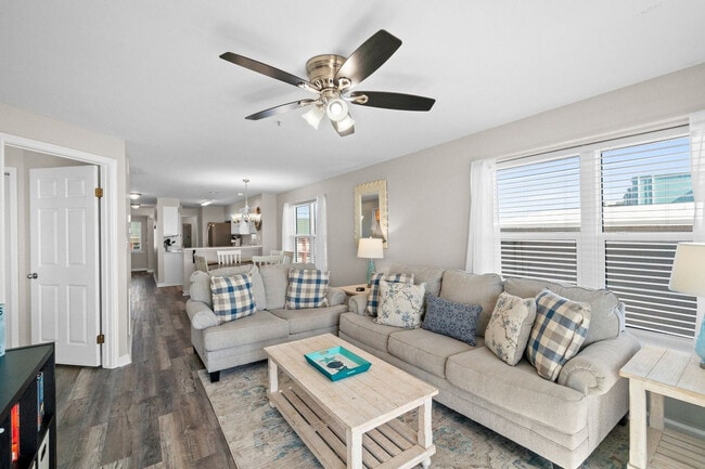 Building Photo - 670 Nautilus Ct