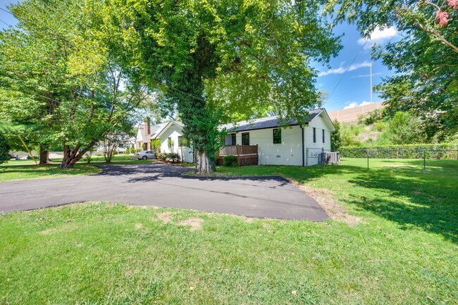Building Photo - Great 2BE/.5BA duplex in the awesome 12th ...