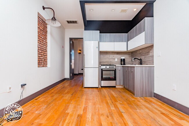 Building Photo - 551 Kosciuszko St