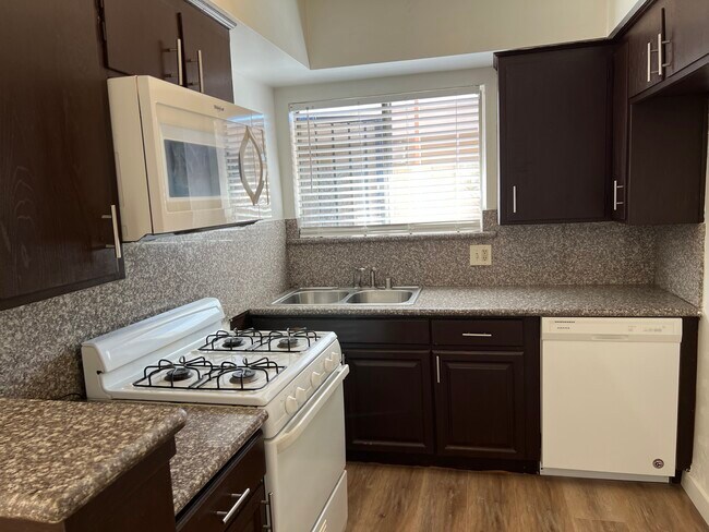 302 Kitchen - Grand Wilton, 455 N Wilton Pl