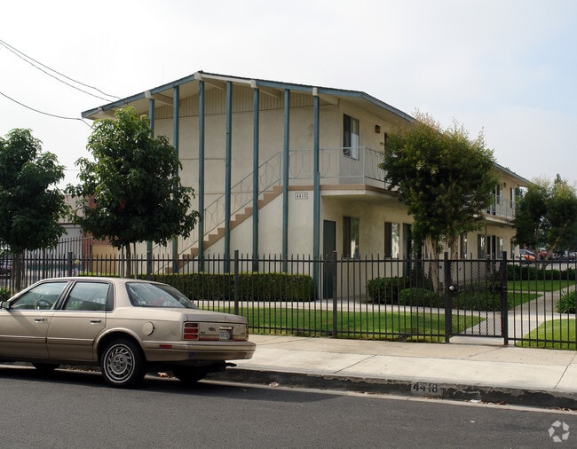 Building Photo - The Oasis Apartments
