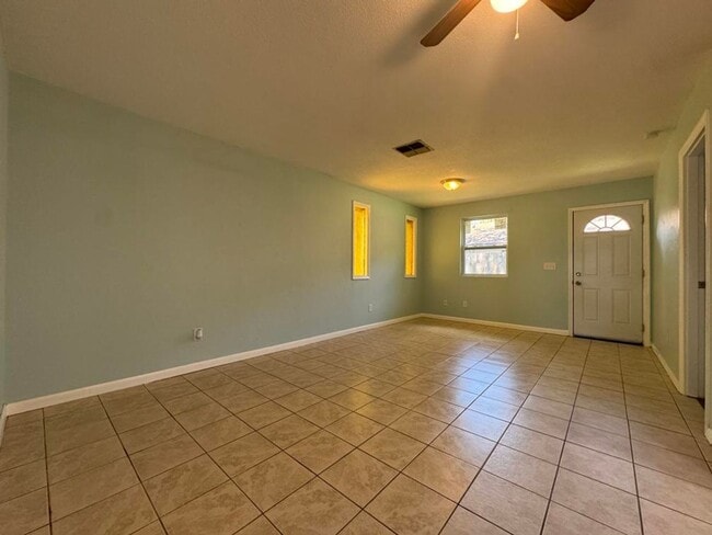 Building Photo - 2/2 Duplex with Flex Room